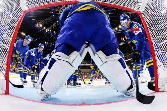 Sveriges spelare är samlade runt målvakt Jhonas Enroth
