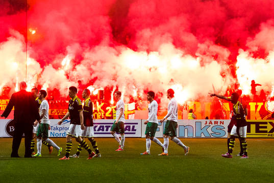 Matchen avbryts tillfälligt innan andra halvlek