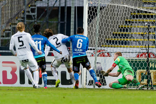 Häckens målvakt Christoffer Källqvist räddar sin andra