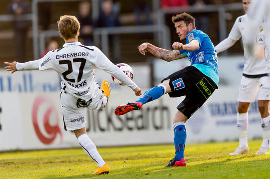Häckens Joel Andersson och Halmstads James Keene