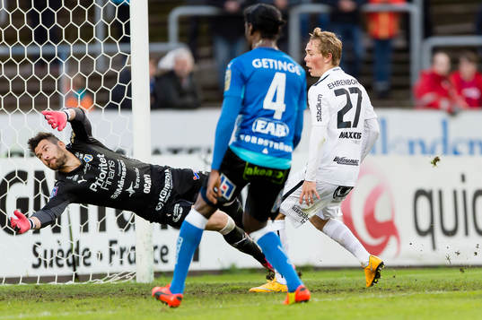 Häckens Joel Andersson gör 0-2 bakom Halmstads målvakt