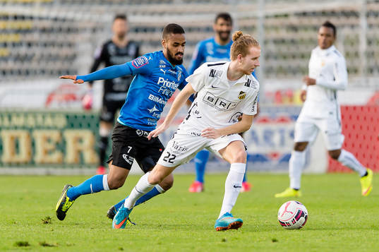 Halmstads Junes Barny och Häckens Samuel Gustafson