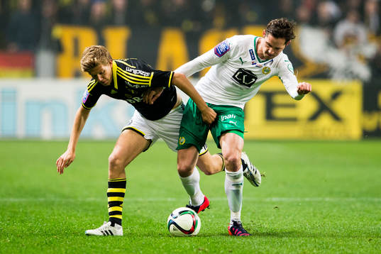 s Niclas Eliasson i kamp om bollen med Hammarbys Philip