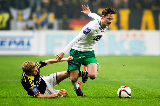 s Niclas Eliasson i kamp om bollen med Hammarbys Philip