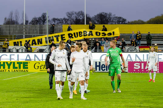 Häckens spelare jublar med klacken i bakgrunden