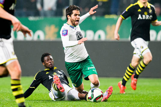 s Ebenezer Ofori fäller Hammarbys Lars Fuhre