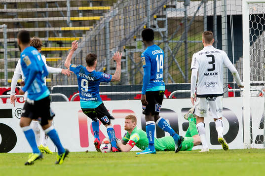 Häckens målvakt Christoffer Källqvist räddar framför