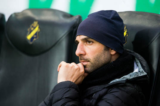 Hammarbys Kennedy Bakircioglu sitter på bänken