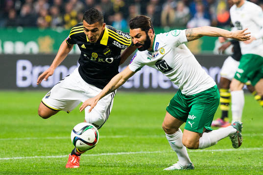 s Nabil Bahoui i kamp om bollen med Hammarbys Stefan Batan