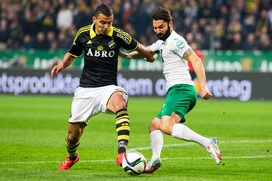 s Nabil Bahoui i kamp om bollen med Hammarbys Stefan Batan