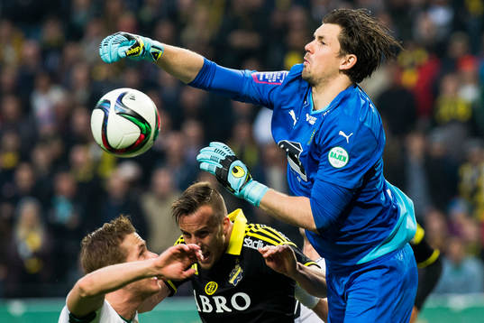 Hammarbys målvakt Johannes Hopf boxar undan bollen