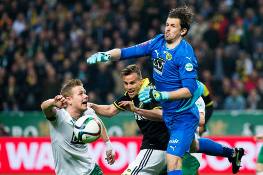 Hammarbys målvakt Johannes Hopf boxar undan bollen