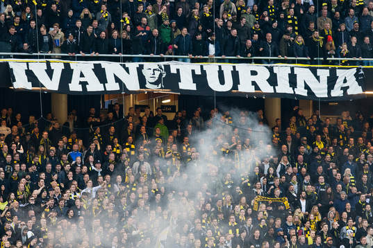 s supportrar med en banderoll som en hyllning till Ivan