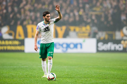 Hammarbys Nahir Besara med en frispark