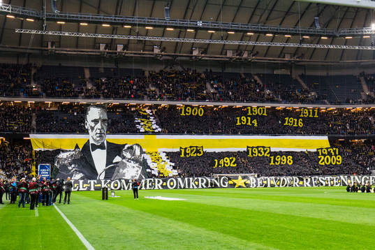s supportrar med ett TIFO innan fotbollsmatchen i