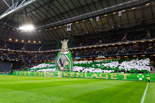 Hammarbys supportrar med ett TIFO innan fotbollsmatchen i
