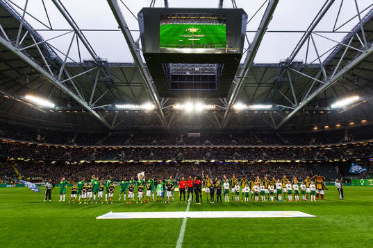 s spelare ställer upp på plan innan fotbollsmatchen i