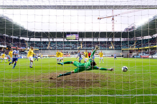 IFK Göteborgs Sören Rieks gör 1-0 bakom Falkenbergs