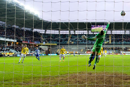 IFK Göteborgs Sören Rieks gör 2-0 bakom Falkenbergs