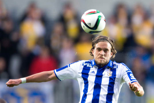 IFK Göteborgs Tom Pettersson nickar bollen