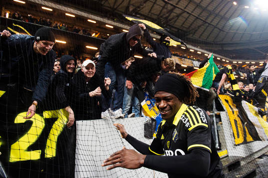 s Mohamed Bangura jublar med publiken