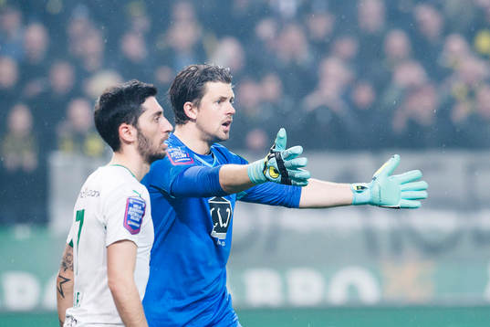 Hammarbys målvakt Johannes Hopf  reagerar