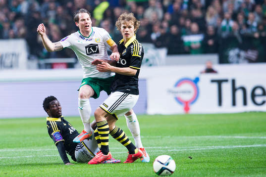 s Ebenezer Ofori och Sam Lundholm stoppar Hammarbys Johan