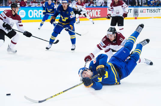Sveriges Filip Forsberg blir fälld av Lettlands Kristaps