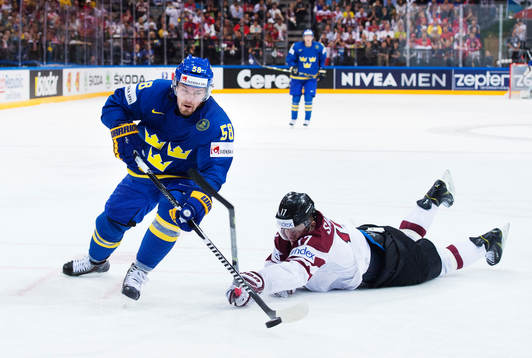 Sveriges Anton Lander tar sig förbi Lettlands Kaspars