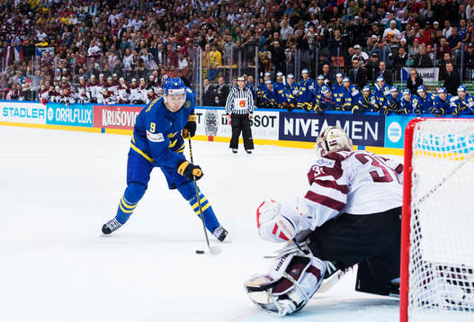 Sveriges Filip Forsberg skjuter en straff mot Lettlands