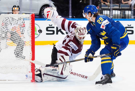 Sveriges Elias Lindholm (t h) missar en straff mot