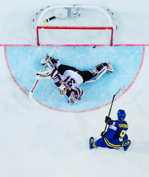 Sveriges Filip Forsberg skjuter in 1-3 på straff bakom