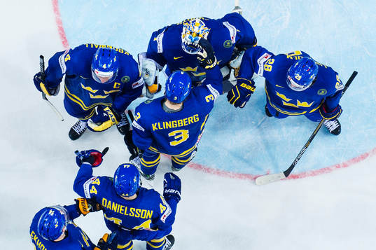 Sveriges spelare jublar och kramar om målvakten Jhonas