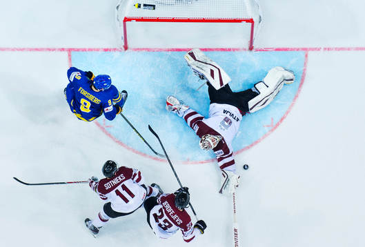 Sveriges Filip Forsberg är framme och oroar Lettlands