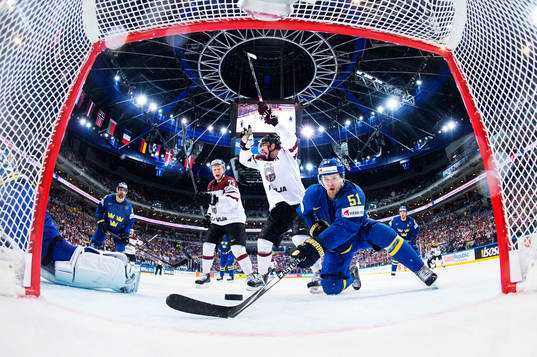 Lettlands Andris Dzerins och Lauris Darzins jublar