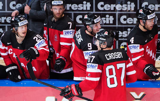 Kanadas Sidney Crosby jublar med lagkamrater
