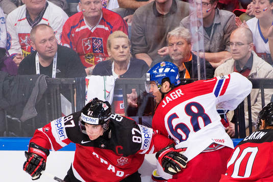 Kanadas Sidney Crosby i en duell med Tjeckiens Jaromir Jagr
