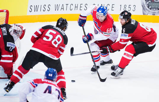 Tjeckiens Jaromir Jagr utmanar Kanadas Jake Muzzin