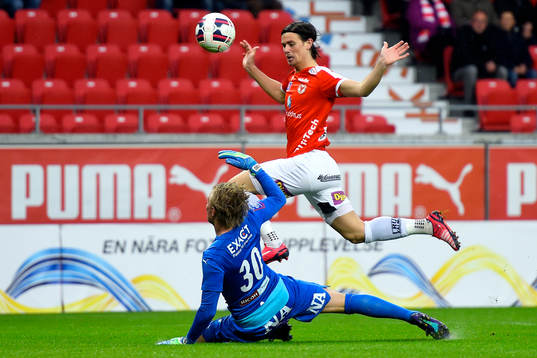 Örebros målvakt Jacob Rinneoch Kalmars Marcus Antonsson