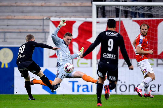 Kalmars målvakt Lars Cramer och Örebros Daniel Gustavsson