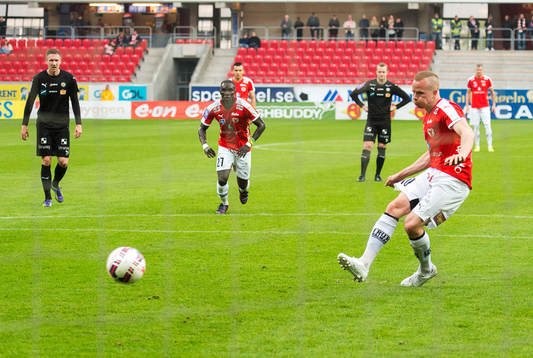 Kalmars Tobias Eriksson gör 1-0 på straff