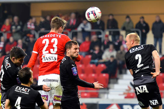 Kalmars Viktor Elm nickar in 3-0