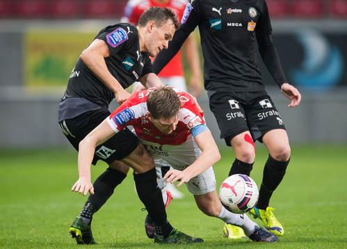 Örebros Hjörtur Logi Valgardsson  och Kalmars David Elm