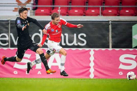 Örebros Eidur Aron Sigurbjörnsson  och Kalmars Jonathan