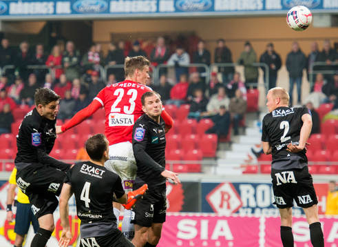 Kalmars Viktor Elm nickar in 3-0 målet