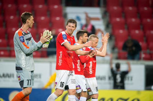 Kalmars målvakt Lars Cramer och David Elm jublar