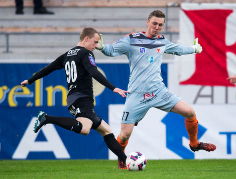Örebros Daniel Gustavsson och Kalmars målvakt Lars Cramer
