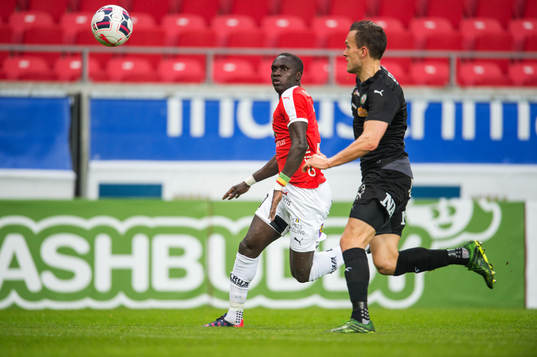 Kalmars Papa Alioune Diouf  och Örebros Hjörtur Logi