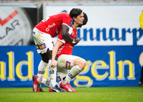 Kalmars Marcus Antonsson och Papa Alioune Diouf jublar