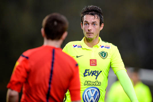 Jönköpings Södras Daryl Smylie diskuterar med Kaspar